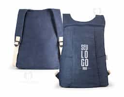 Mochila casual (270 g/m²) em denim reciclado. Contém 2 bolsos frontais e alças ajustáveis com webbing de algodão. As costuras interiores são reforçadas para maior resistência. 290 x 400 x 130 mm