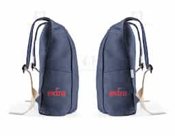 Mochila casual (270 g/m²) em denim reciclado. Contém 2 bolsos frontais e alças ajustáveis com webbing de algodão. As costuras interiores são reforçadas para maior resistência. 290 x 400 x 130 mm