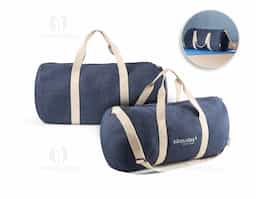Bolsa esportiva ou viagem em denim reciclado (270 g/m²). Contém bolso frontal, fecho duplo e costuras reforçadas. Possui alças em webbing de algodão e alça de ombro ajustável até 130cm. Ø260 x 480 mm