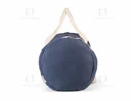Bolsa esportiva ou viagem em denim reciclado (270 g/m²). Contém bolso frontal, fecho duplo e costuras reforçadas. Possui alças em webbing de algodão e alça de ombro ajustável até 130cm. Ø260 x 480 mm