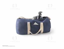 Bolsa esportiva ou viagem em denim reciclado (270 g/m²). Contém bolso frontal, fecho duplo e costuras reforçadas. Possui alças em webbing de algodão e alça de ombro ajustável até 130cm. Ø260 x 480 mm