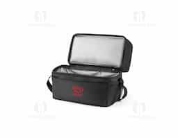 Bolsa Térmica em 300D e 840D Jacquard com interior impermeável em PEVA para facilitar a higienização. Contém 2 compartimentos principais, 1 bolso frontal com fecho e 1 bolso lateral em rede. Possui um bolso com fecho principal duplo, alça em webbing ajustável e pega de mão almofadada. A bolsa térmica tem capacidade até 7 L. 270 x 240 x 150 mm