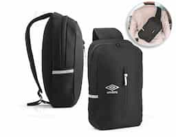 Mochila à tiracolo em 300D rPET e 600D rPET. Possui compartimento principal e bolso frontal com fecho. Contém elementos refletores e um elástico interior para transporte de garrafa. As alças e a parte posterior são almofadadas. 200 x 340 x 80 mm