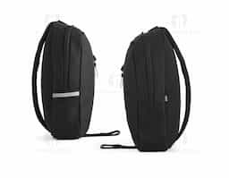 Mochila à tiracolo em 300D rPET e 600D rPET. Possui compartimento principal e bolso frontal com fecho. Contém elementos refletores e um elástico interior para transporte de garrafa. As alças e a parte posterior são almofadadas. 200 x 340 x 80 mm
