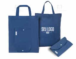 Sacola dobrável em algodão (140 g/m²) composta por 50% algodão e 50% algodão reciclado, com alças de 38 cm. Aberto: 380 x 470 mm | Dobrado: 135 x 205 mm