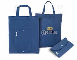 Sacola dobrável em algodão (140 g/m²) composta por 50% algodão e 50% algodão reciclado, com alças de 38 cm. Aberto: 380 x 470 mm | Dobrado: 135 x 205 mm