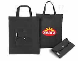 Sacola dobrável em algodão (140 g/m²) composta por 50% algodão e 50% algodão reciclado, com alças de 38 cm. Aberto: 380 x 470 mm | Dobrado: 135 x 205 mm