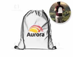 Sacola tipo mochila em poliéster refletivo (200 g/m²), resistente e visível em baixa luminosidade, com alças para transporte confortável. Ideal como brinde corporativo moderno, une segurança, praticidade e ampla área para personalização da marca.