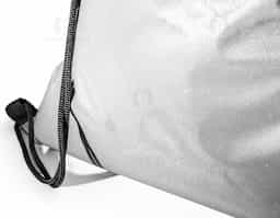 Sacola tipo mochila em poliéster refletivo (200 g/m²), resistente e visível em baixa luminosidade, com alças para transporte confortável. Ideal como brinde corporativo moderno, une segurança, praticidade e ampla área para personalização da marca.