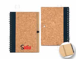 Caderno B6 com capa rígida em cortiça e rPET com 140 páginas lisas em papel kraft reciclado (70 g/m²) e suporte para esferográfica. Inclusa esferográfica em fibra de trigo e ABS com clipe. Esferográfica amiga do ambiente. Escrita a azul. Caderno: 130 x 178 mm |Esferográfica: ø10 x 141 mm