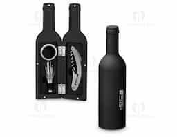Kit vinho com três componentes em metal: saca-rolhas com canivete de sommelier, gargantilha e salva-gotas com tampa. Fornecido em estojo de oferta em formato de garrafa com acabamento em borracha.