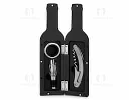 Kit vinho com três componentes em metal: saca-rolhas com canivete de sommelier, gargantilha e salva-gotas com tampa. Fornecido em estojo de oferta em formato de garrafa com acabamento em borracha.