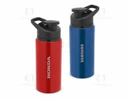 Squeeze esportivo em alumínio com parede simples. Tampa com sistema de abertura flip top. Capacidade até 660 mL.
