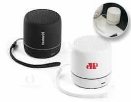 Caixa de som portátil em ABS reciclado com faixa LED exterior, com transmissão BT v5.0. Tem potência de 3W (4O) e autonomia aproximada de 4 horas. Permite ainda a função para atender chamadas e conectar à playlist do dispositivo móvel. 