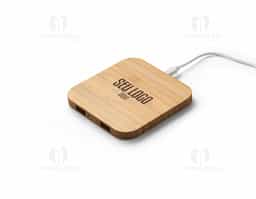 Carregador wireless super-rápido em bambu com função hub. Contém uma entrada USB-C e duas saídas USB-A. Possui uma potência de carregamento sem fios de 15W para carregamento super-rápido. Compatível com dispositivos com tecnologia de carregamento sem fios. Incluso cabo USB-C. A cor e o resultado da impressão nos materiais naturais pode variar entre produtos.