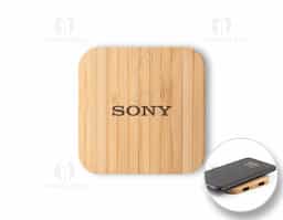 Carregador wireless super-rápido em bambu com função hub. Contém uma entrada USB-C e duas saídas USB-A. Possui uma potência de carregamento sem fios de 15W para carregamento super-rápido. Compatível com dispositivos com tecnologia de carregamento sem fios. Incluso cabo USB-C. A cor e o resultado da impressão nos materiais naturais pode variar entre produtos.