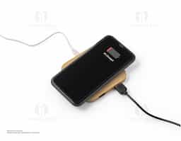 Carregador wireless super-rápido em bambu com função hub. Contém uma entrada USB-C e duas saídas USB-A. Possui uma potência de carregamento sem fios de 15W para carregamento super-rápido. Compatível com dispositivos com tecnologia de carregamento sem fios. Incluso cabo USB-C. A cor e o resultado da impressão nos materiais naturais pode variar entre produtos.