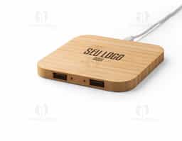 Carregador wireless super-rápido em bambu com função hub. Contém uma entrada USB-C e duas saídas USB-A. Possui uma potência de carregamento sem fios de 15W para carregamento super-rápido. Compatível com dispositivos com tecnologia de carregamento sem fios. Incluso cabo USB-C. A cor e o resultado da impressão nos materiais naturais pode variar entre produtos.