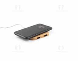 Carregador wireless super-rápido em bambu com função hub. Contém uma entrada USB-C e duas saídas USB-A. Possui uma potência de carregamento sem fios de 15W para carregamento super-rápido. Compatível com dispositivos com tecnologia de carregamento sem fios. Incluso cabo USB-C. A cor e o resultado da impressão nos materiais naturais pode variar entre produtos.