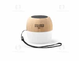 Caixa de som em bambu com pega em PP. Contém 3 diferentes luzes LED e transmissão sem fios BT v5.0 para se conectar ao seu dispositivo móvel. Possui uma potência de 3W, capacidade até 300 mAh e autonomia aproximada de 2 horas.