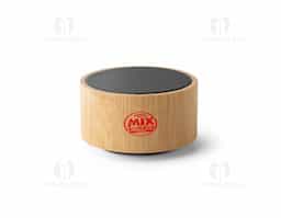 Caixa de som em bambu e ABS. Possui transmissão sem fios BT v5.0 para se conectar ao seu dispositivo móvel. Tem bateria com potência de 3W e capacidade até 300 mAh que permite autonomia aproximada de 2 horas. 