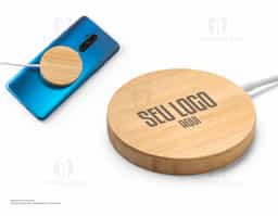 Carregador magnético wireless em bambu com potência de 15W para carregamento rápido. Compatível com dispositivos com tecnologia de carregamento sem fio. Acompanha cabo USB-C de 1 metro para conexão. Une praticidade e design natural. 
OBS:É necessário estar conectado a uma tomada para funcionamento.
