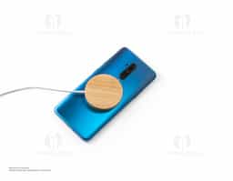 Carregador magnético wireless em bambu com potência de 15W para carregamento rápido. Compatível com dispositivos com tecnologia de carregamento sem fio. Acompanha cabo USB-C de 1 metro para conexão. Une praticidade e design natural. 
OBS:É necessário estar conectado a uma tomada para funcionamento.