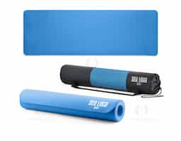 Tapete de exercício para yoga ou pilates em EVA com espessura até 4 mm. Inclui bolsa em poliéster com rede para não conservar odores e alça ajustável em tecido para transporte. Fechado: Ø115 x 635 mm | Aberto: 1830 x 610 x 4 mm