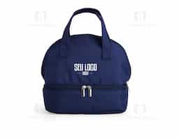 Bolsa térmica dupla confeccionada em tecido Oxford, material resistente e adequado para uso contínuo. Possui capacidade total de 9 litros, distribuída em dois compartimentos térmicos isolados, que permitem separar alimentos e bebidas mantendo a eficiência térmica. As alças de mão facilitam o transporte e garantem praticidade no uso diário. Seu design funcional favorece a organização e o aproveitamento do espaço, tornando-se um brinde corporativo útil, versátil e alinhado a rotinas práticas, com presença constante no cotidiano do usuário.