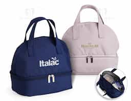 Bolsa térmica dupla confeccionada em tecido Oxford, material resistente e adequado para uso contínuo. Possui capacidade total de 9 litros, distribuída em dois compartimentos térmicos isolados, que permitem separar alimentos e bebidas mantendo a eficiência térmica. As alças de mão facilitam o transporte e garantem praticidade no uso diário. Seu design funcional favorece a organização e o aproveitamento do espaço, tornando-se um brinde corporativo útil, versátil e alinhado a rotinas práticas, com presença constante no cotidiano do usuário.