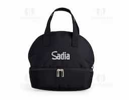 Bolsa térmica dupla confeccionada em tecido Oxford, material resistente e adequado para uso contínuo. Possui capacidade total de 9 litros, distribuída em dois compartimentos térmicos isolados, que permitem separar alimentos e bebidas mantendo a eficiência térmica. As alças de mão facilitam o transporte e garantem praticidade no uso diário. Seu design funcional favorece a organização e o aproveitamento do espaço, tornando-se um brinde corporativo útil, versátil e alinhado a rotinas práticas, com presença constante no cotidiano do usuário.
