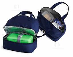 Bolsa térmica dupla confeccionada em tecido Oxford, material resistente e adequado para uso contínuo. Possui capacidade total de 9 litros, distribuída em dois compartimentos térmicos isolados, que permitem separar alimentos e bebidas mantendo a eficiência térmica. As alças de mão facilitam o transporte e garantem praticidade no uso diário. Seu design funcional favorece a organização e o aproveitamento do espaço, tornando-se um brinde corporativo útil, versátil e alinhado a rotinas práticas, com presença constante no cotidiano do usuário.