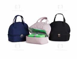 Bolsa térmica dupla confeccionada em tecido Oxford, material resistente e adequado para uso contínuo. Possui capacidade total de 9 litros, distribuída em dois compartimentos térmicos isolados, que permitem separar alimentos e bebidas mantendo a eficiência térmica. As alças de mão facilitam o transporte e garantem praticidade no uso diário. Seu design funcional favorece a organização e o aproveitamento do espaço, tornando-se um brinde corporativo útil, versátil e alinhado a rotinas práticas, com presença constante no cotidiano do usuário.