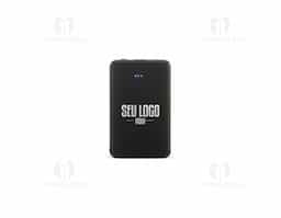 Power bank plástico de 5.000mAh com indicadores led de bateria e cabos acoplados: Tipo-C e V8. Acompanha cabo USB V8 e adaptador Lightning.