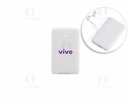 Power bank plástico de 5.000mAh com indicadores led de bateria e cabos acoplados: Tipo-C e V8. Acompanha cabo USB V8 e adaptador Lightning.