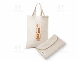 Sacola dobrável em algodão (140 g/m²) composta por 50% algodão e 50% algodão reciclado, com alças de 38 cm. Aberto: 380 x 470 mm | Dobrado: 135 x 205 mm