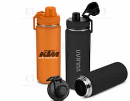 Garrafa em aço inox com capacidade de até 780 ml. Tampa rosqueável, mosquetão em plástico e anel de silicone para vedação. Design com frisos na tampa e pintura pó.