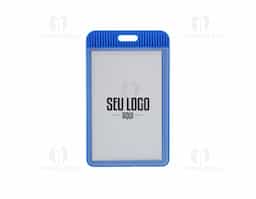 Porta crachá ou porta credencial em plástico resistente. Suporte com visor transparente removível e abertura superior para prender o cordão.