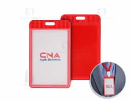 Porta crachá ou porta credencial em plástico resistente. Suporte com visor transparente removível e abertura superior para prender o cordão.