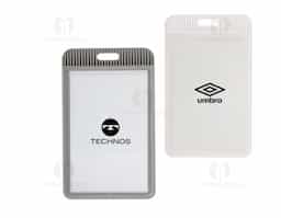 Porta crachá ou porta credencial em plástico resistente. Suporte com visor transparente removível e abertura superior para prender o cordão.