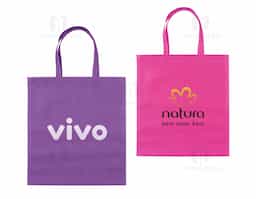 Sacola de TNT com costura termo selada, resistente e leve, ideal para eventos, brindes corporativos e uso no dia a dia.