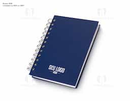 Agenda 2026 com capa em cromato e encadernação em Wire-O metálico. Conta com páginas dedicadas para dados pessoais, calendários de 2025 a 2027, orçamento pessoal, planejamento mensal, espaço para anotações diárias e lista de contatos e aniversários.
