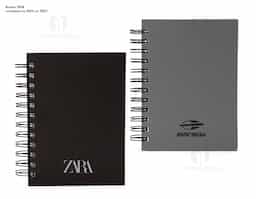 Agenda 2026 com capa em cromato e encadernação em Wire-O metálico. Conta com páginas dedicadas para dados pessoais, calendários de 2025 a 2027, orçamento pessoal, planejamento mensal, espaço para anotações diárias e lista de contatos e aniversários.
