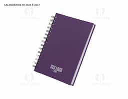 Agenda modelo 2025 com capa dura em cromato e encadernação em Wire-O. Contém páginas dedicadas a dados pessoais, calendários de 2025 até 2027, orçamentos mensais, anotações, planejamentos mensais, lista de contatos e mapas.