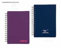 Agenda modelo 2025 com capa dura em cromato e encadernação em Wire-O. Contém páginas dedicadas a dados pessoais, calendários de 2025 até 2027, orçamentos mensais, anotações, planejamentos mensais, lista de contatos e mapas.