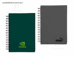 Agenda modelo 2025 com capa dura em cromato e encadernação em Wire-O. Contém páginas dedicadas a dados pessoais, calendários de 2025 até 2027, orçamentos mensais, anotações, planejamentos mensais, lista de contatos e mapas.