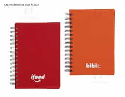Agenda modelo 2025 com capa dura em cromato e encadernação em Wire-O. Contém páginas dedicadas a dados pessoais, calendários de 2025 até 2027, orçamentos mensais, anotações, planejamentos mensais, lista de contatos e mapas.
