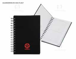 Agenda modelo 2025 com capa dura em cromato e encadernação em Wire-O. Contém páginas dedicadas a dados pessoais, calendários de 2025 até 2027, orçamentos mensais, anotações, planejamentos mensais, lista de contatos e mapas.