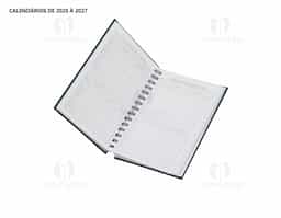 Agenda modelo 2025 com capa dura em cromato e encadernação em Wire-O. Contém páginas dedicadas a dados pessoais, calendários de 2025 até 2027, orçamentos mensais, anotações, planejamentos mensais, lista de contatos e mapas.