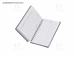 Agenda modelo 2025 com capa dura em cromato e encadernação em Wire-O. Contém páginas dedicadas a dados pessoais, calendários de 2025 até 2027, orçamentos mensais, anotações, planejamentos mensais, lista de contatos e mapas.